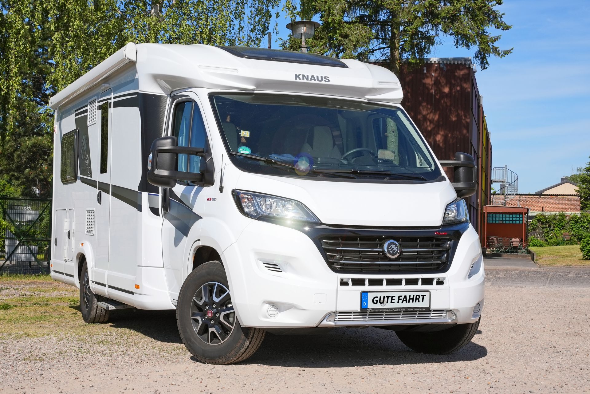 Teilintegriertes Knaus Wohnmobil auf Fiat Ducato, Außenansicht